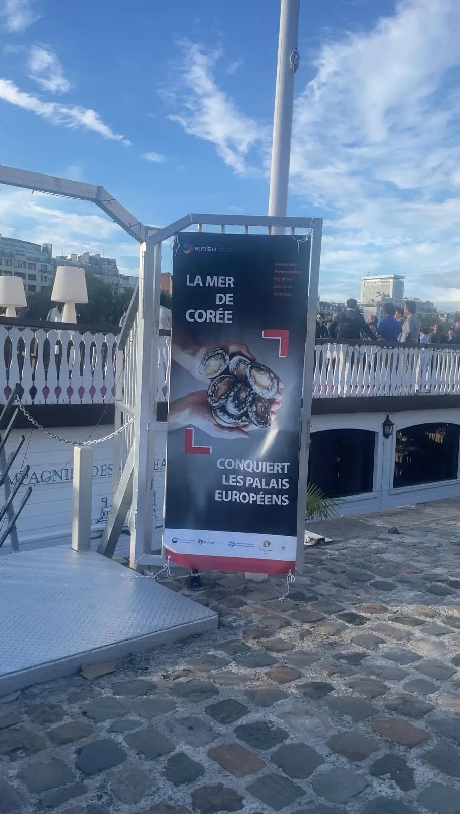 Kakemono de l'évènement par K-Fish : la mer de Corée conquiert les palais européens.