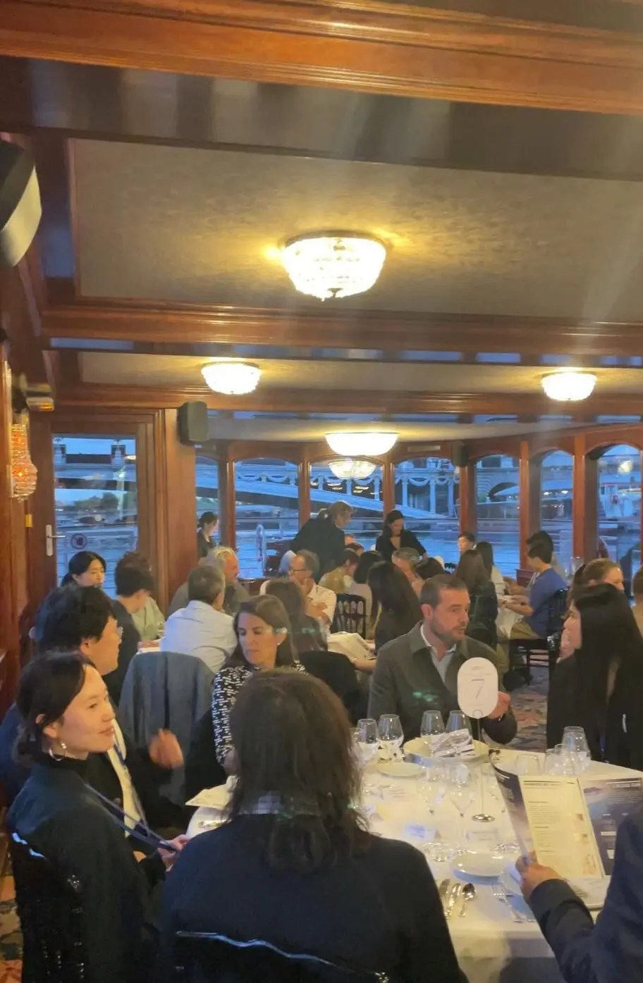 Dîner-croisière K-Seafood : espace d'échange