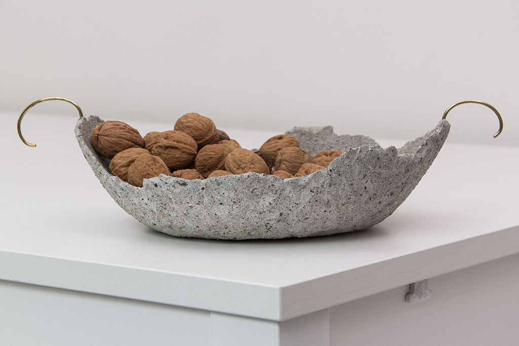 Narciso Concrete Vase With Brass Handle Image