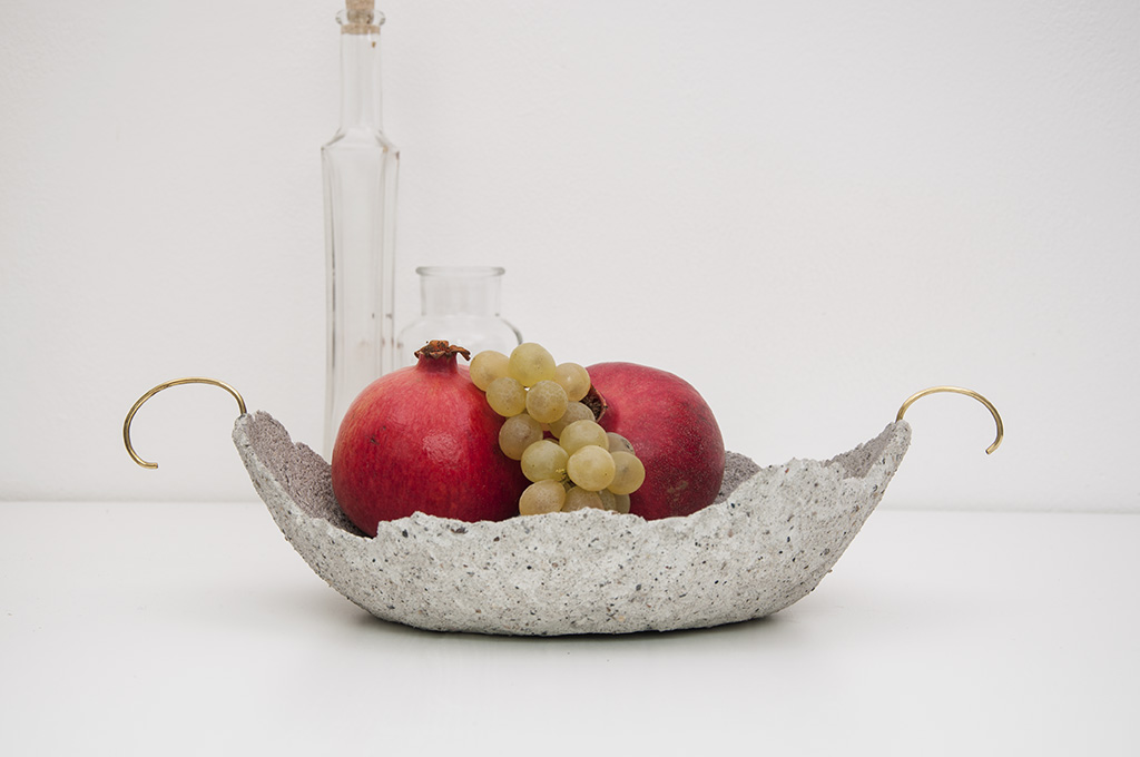 Narciso Concrete Vase With Brass Handle Image