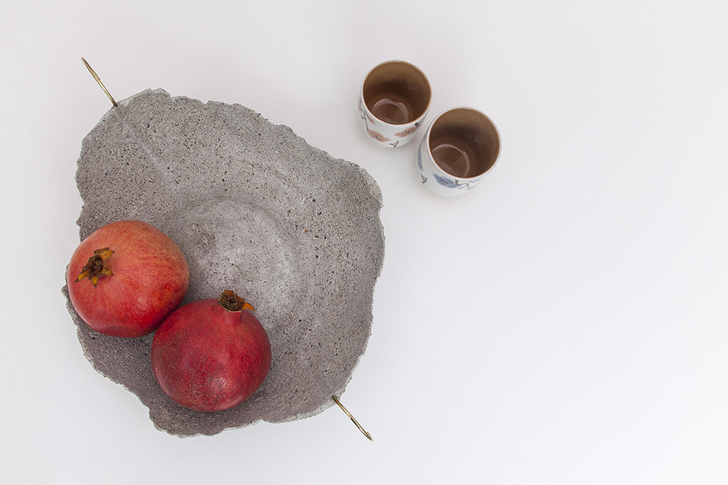 Narciso Concrete Vase With Brass Handle Image