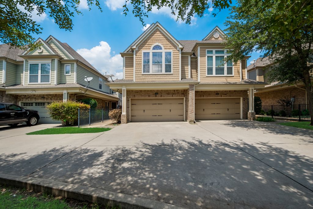 Spacious Dallas Townhome | For Sale Or Lease