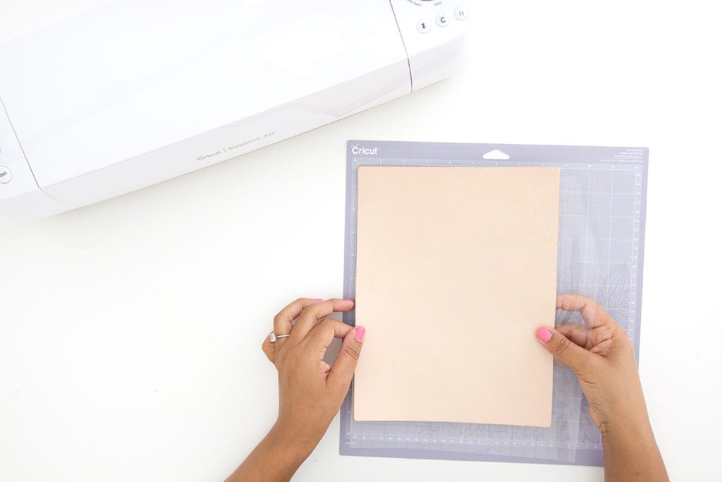 These personalized makeup bags are such a sweet diy gift. How To Cut Leather With Cricut Explore Damask Love