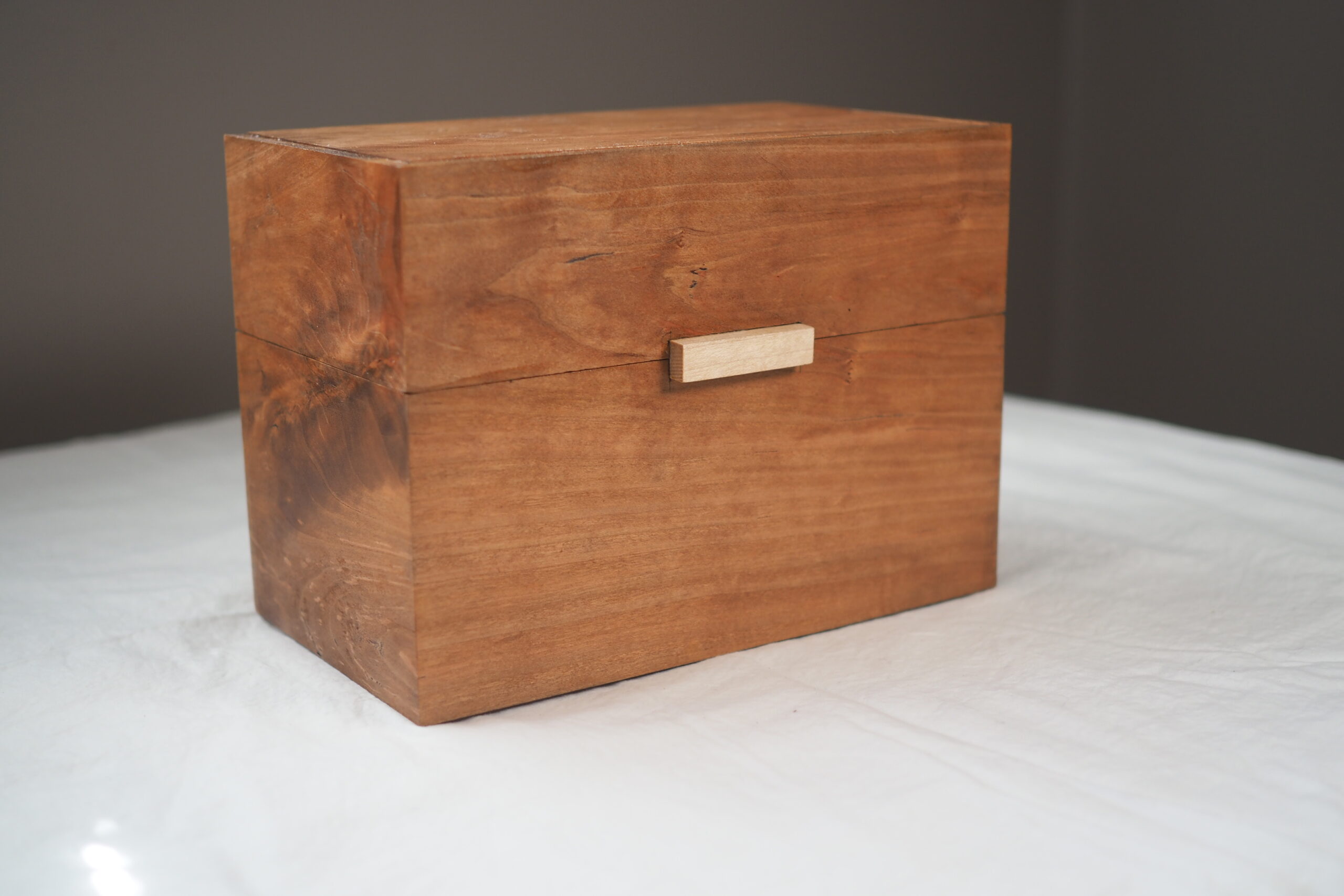 Medium lidded box