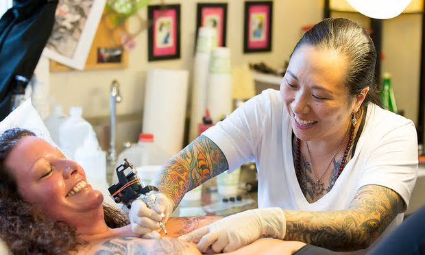 Amy Black, La Tatuatrice Che Aiuta Le Donne Dopo Il Cancro Al Seno, Di Kirstie Brewer, Da Me Tradotto E Rielaborato | Daniela E Dintorni 372_x_620_png