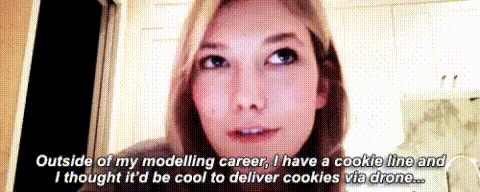Karlie Kloss diz que, fora da carreira de modelo, tem uma linha de biscoitos e pensou que seria legal entregar os biscoitos via drone.