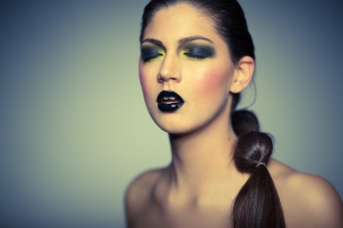 Black and blue Heavy MakeUp Project at the studio with Laura Heer as the Model and Maja Ibragimova for MakeUp and Hair https://danielbierstedt.de/extrem-makeup-portraits-mit-majka/