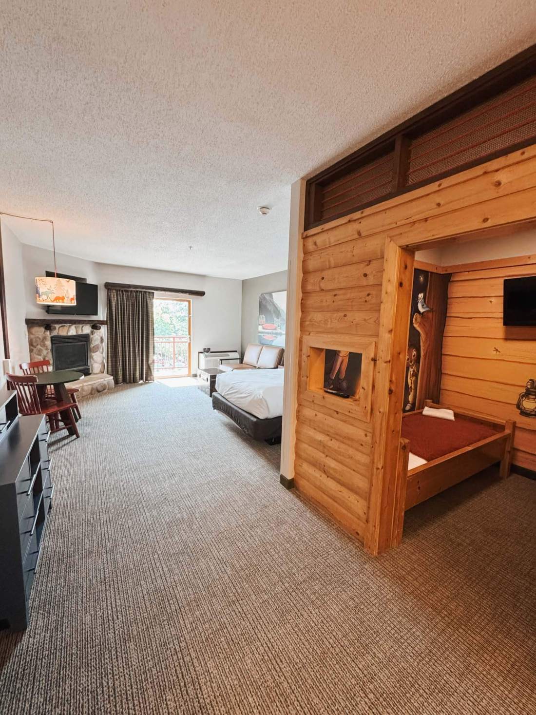 Our Weekend At Great Wolf Lodge On A Budget (With 5 Kids) - KidCabin Suite
