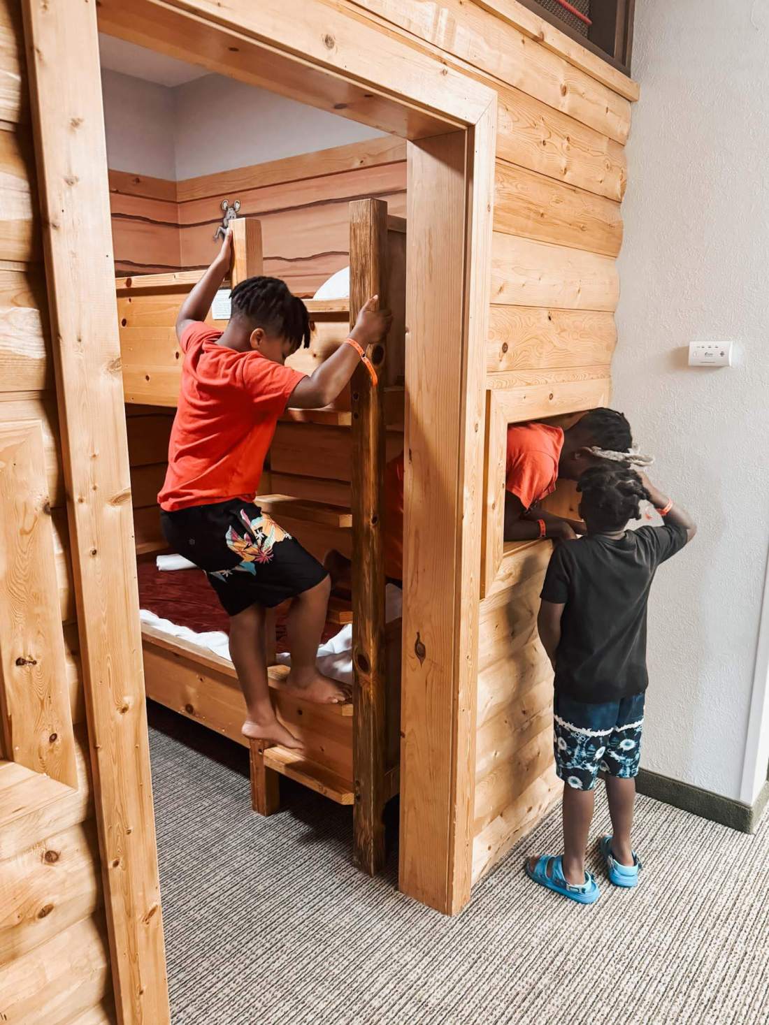 Our Weekend At Great Wolf Lodge On A Budget (With 5 Kids) - KidCabin Suite