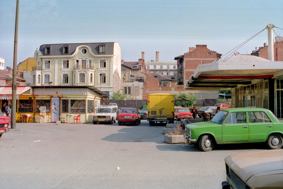 Fin d'été à Sofia. La Bulgarie, dans les années 90, avec des voitures vintage et des bâtiments historiques.