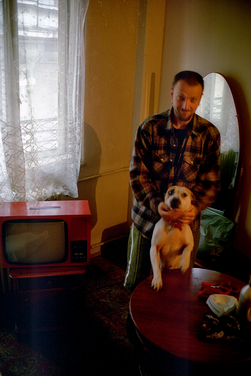 Daniel Mielniczek avec son chien dans une chambre d'hôtel à Bucarest au début des années 90.
