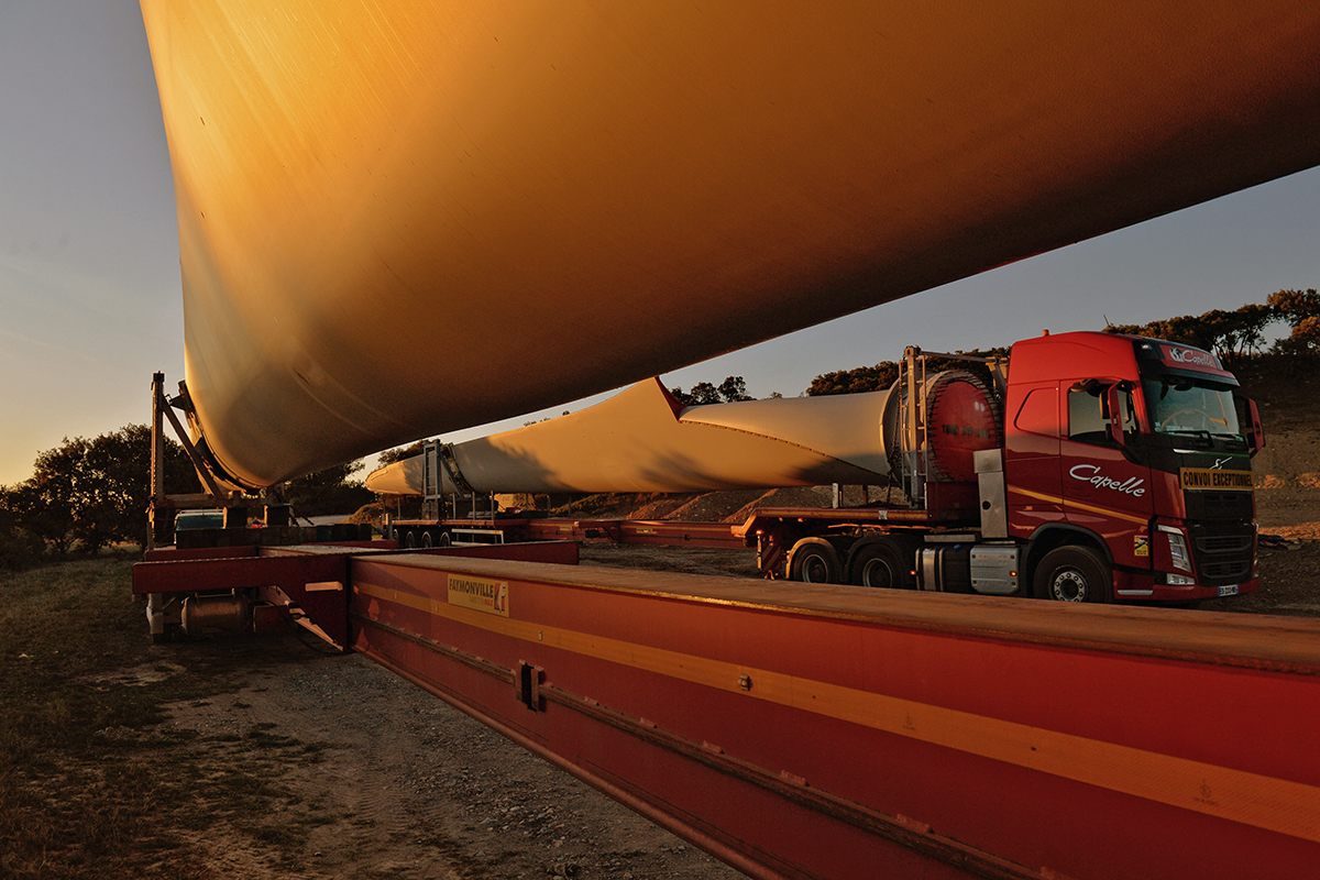 Suivi de chantier : Préparation au levage d'une pale d'éolienne pour le projet de Sepale à Béziers.