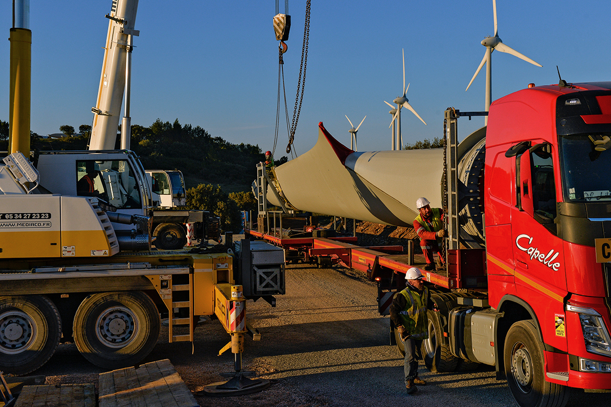 Suivi de chantier : Ouvriers préparant le levage d'une section d'éolienne pour le projet de Sepale à Béziers.