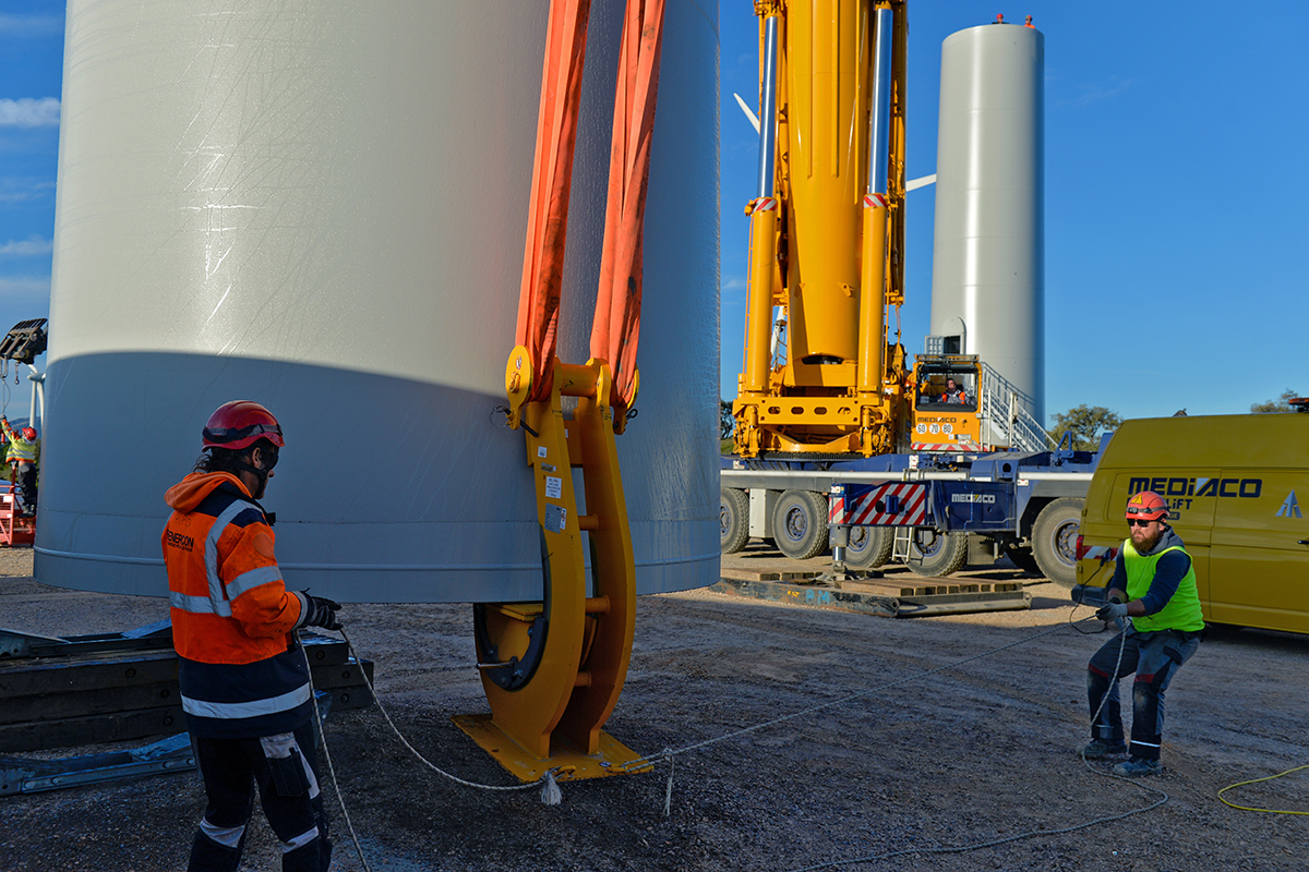 Suivi de chantier : Ouvriers préparant le levage d'une section d'éolienne pour le projet de Sepale à Béziers.