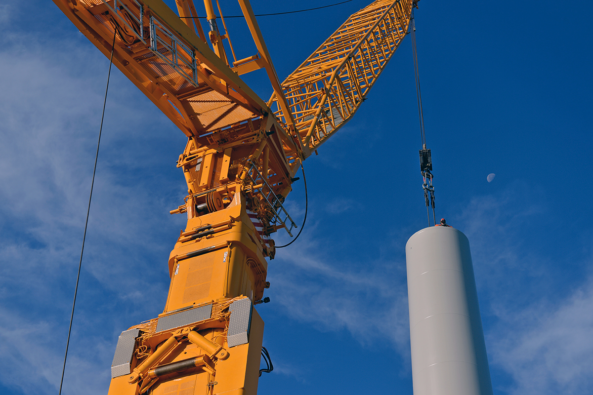 Suivi de chantier : Grue en action lors du levage d'une section d'éolienne pour le projet de Sepale à Béziers.
