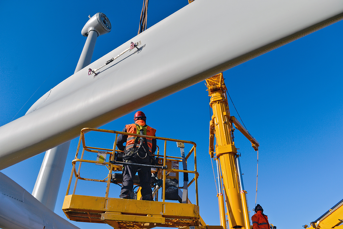 Suivi de chantier : Ouvrier sur une nacelle lors de l'assemblage d'une éolienne pour le projet de Sepale à Béziers.