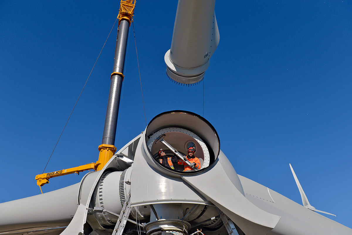 Suivi de chantier : Ouvriers à l'intérieur de la nacelle d'une éolienne lors de l'assemblage pour le projet de Sepale à Béziers.