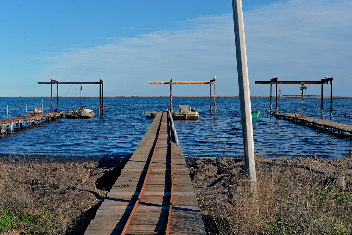 Barque et ponton sur l'Étang de Thau