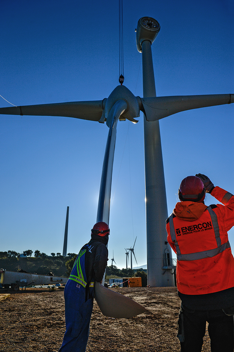 Suivi de chantier : Ouvriers supervisant l'assemblage d'une éolienne pour le projet de Sepale à Béziers.