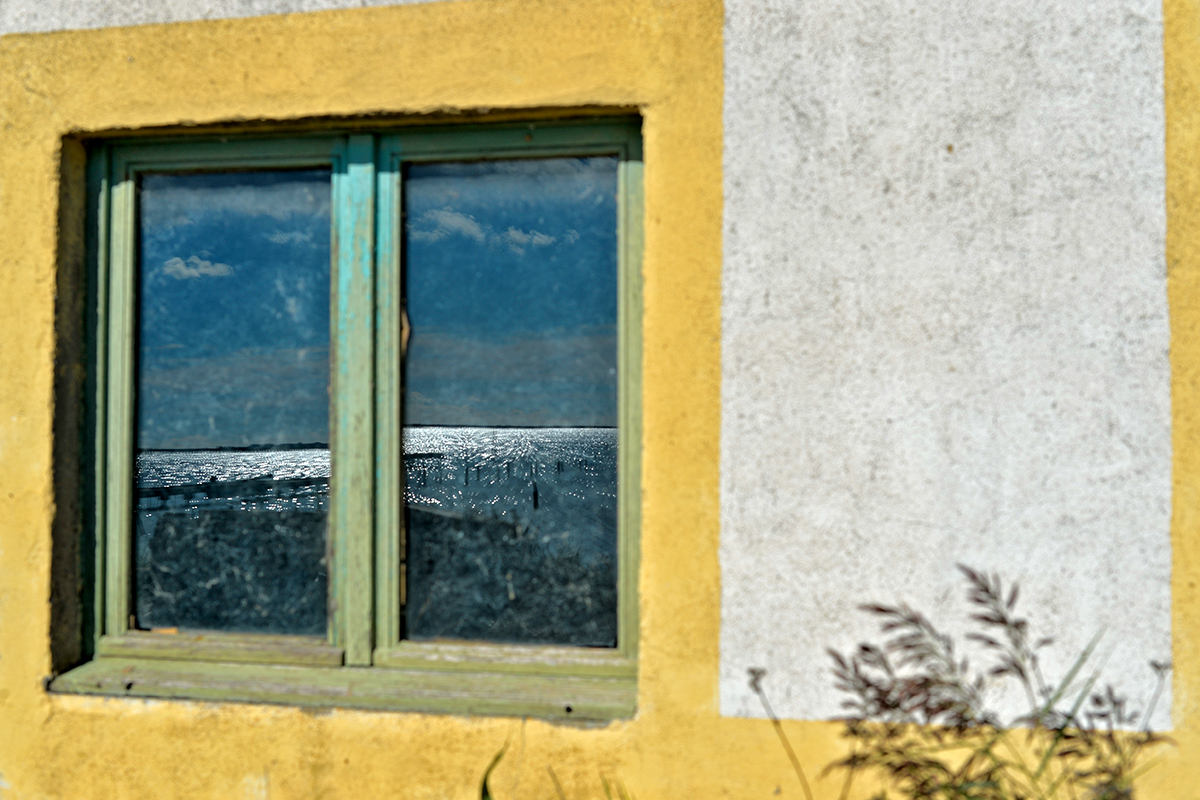 Vue sur l'étang de Thau à travers une fenêtre aux Amoutous, Mèze.