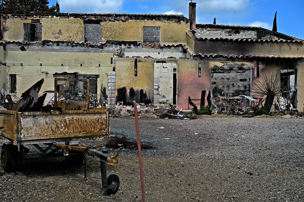 Restes d’une maison ravagée par les flammes en zone rurale