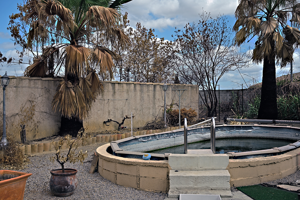 Restes d’une maison ravagée par les flammes en zone rurale