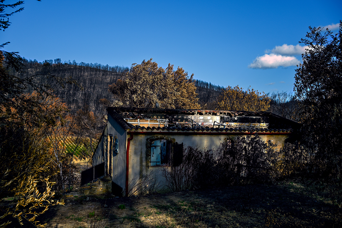 Paysage noirci par le feu dans le massif des Corbières