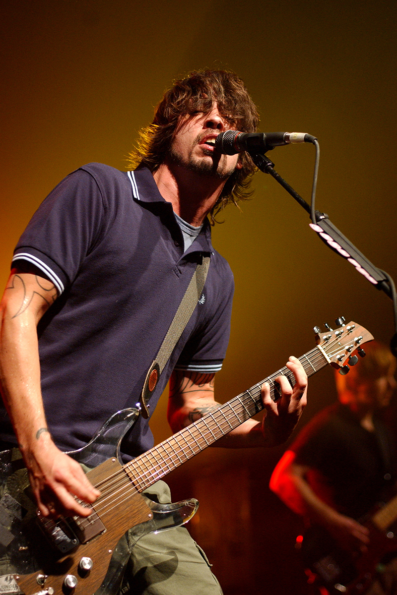Dave Grohl, chanteur des Foo Fighters, chantant et jouant de la guitare sur scène au Bataclan.