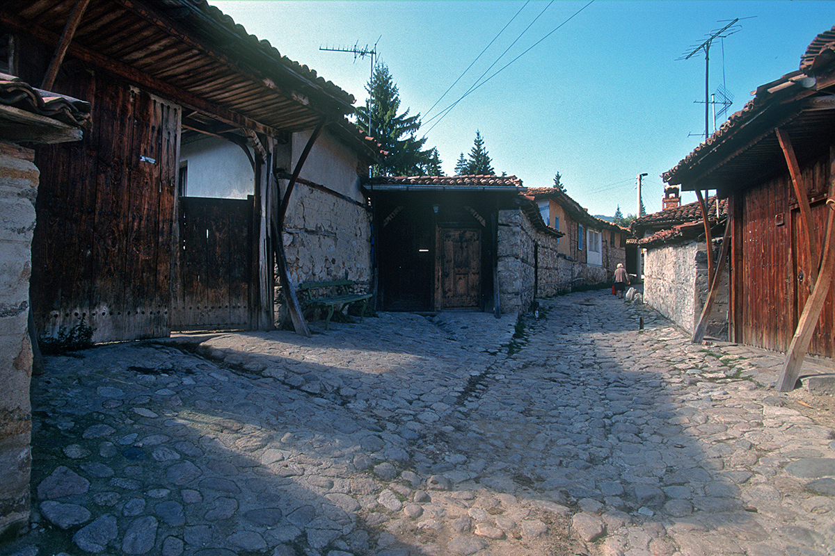 Rue pavée à Koprivchtitsa en Bulgarie