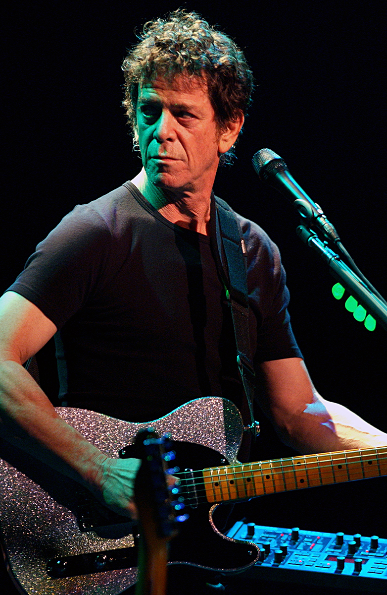Lou Reed sur scène au Casino de Paris, guitare à la main et regard intense