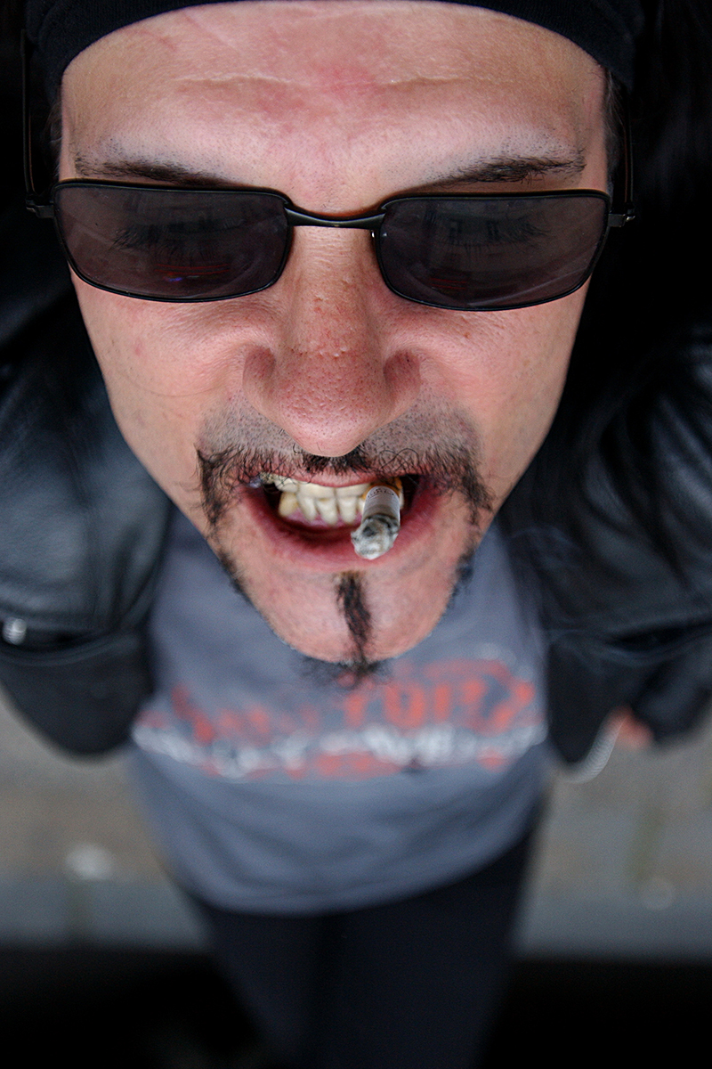 Portrait d’Al Jourgensen, chanteur de Ministry, pris en contre-plongée à Paris