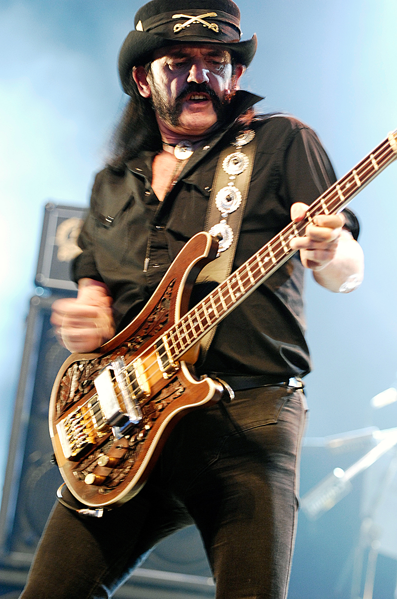 Lemmy de Motörhead en plein concert, jouant de sa basse signature avec intensité.