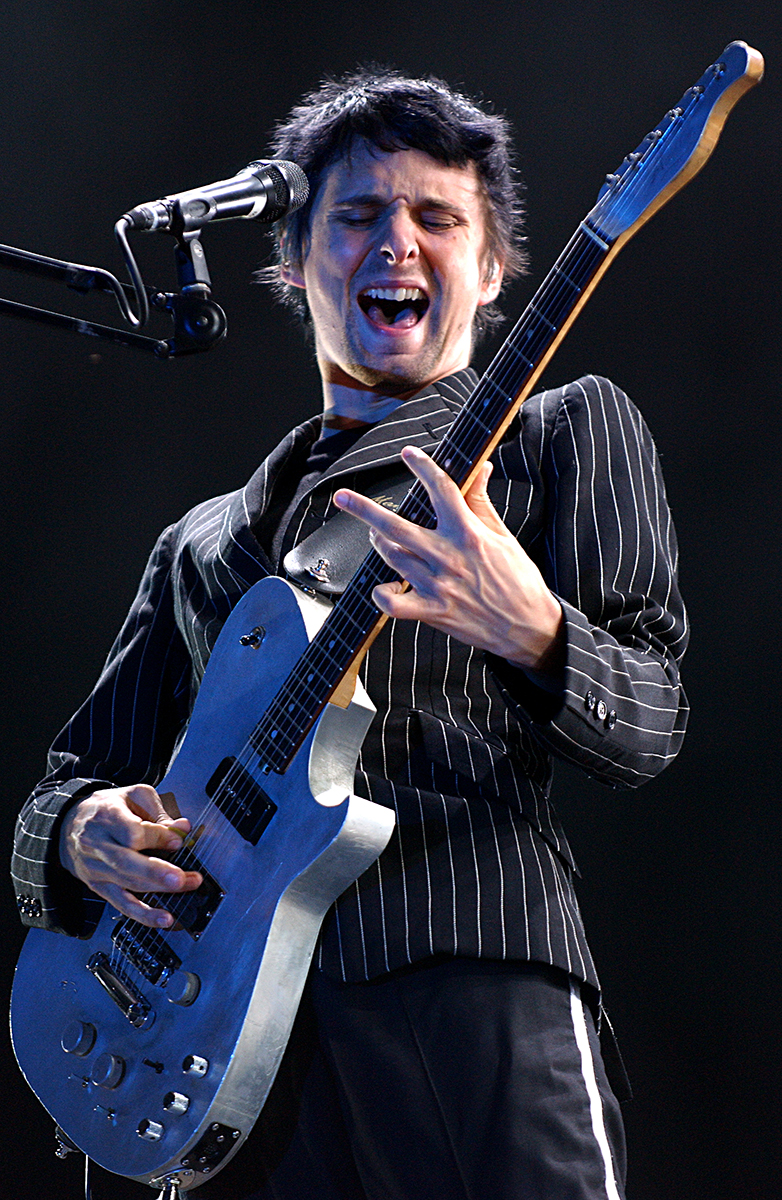 Le chanteur et guitariste de Muse en plein solo, sur scène à Rock en Seine.