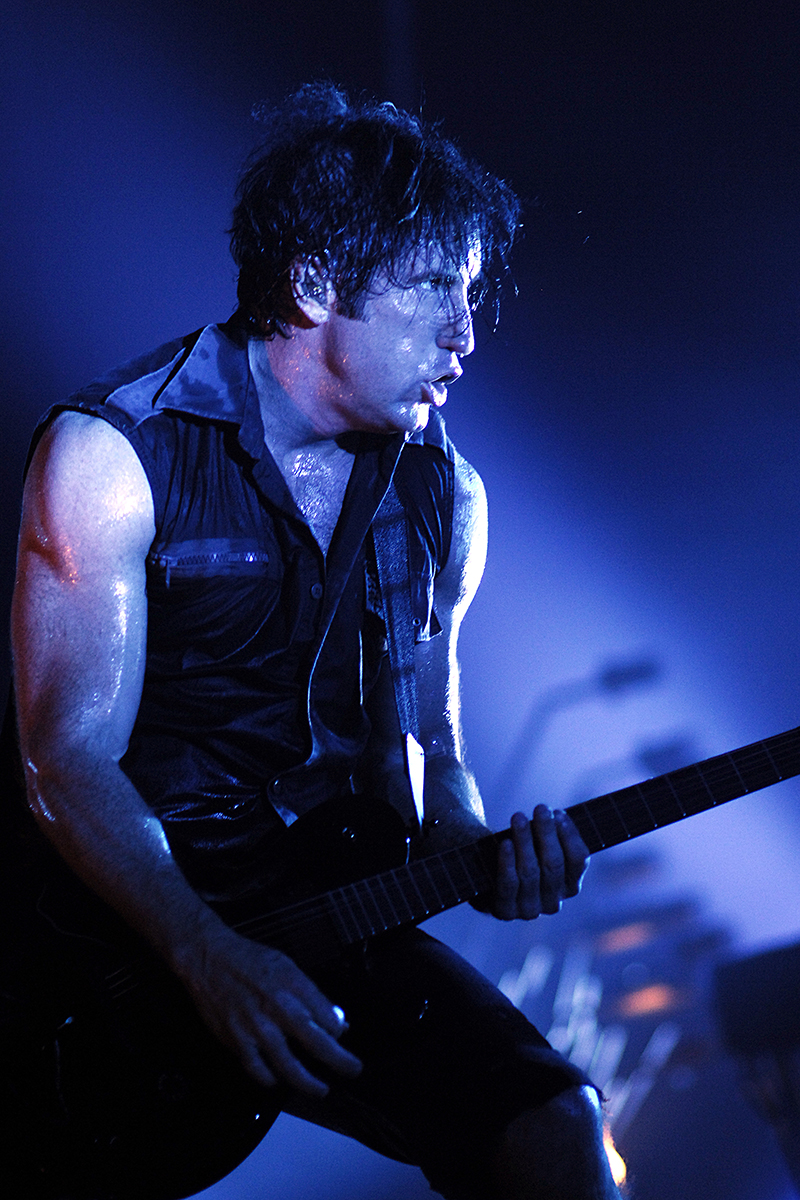 Trent Reznor de Nine Inch Nails en concert à l’Olympia, Paris, sous une lumière bleutée intense