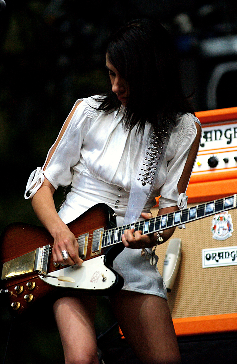 PJ Harvey joue de la guitare sur scène à Rock en Seine