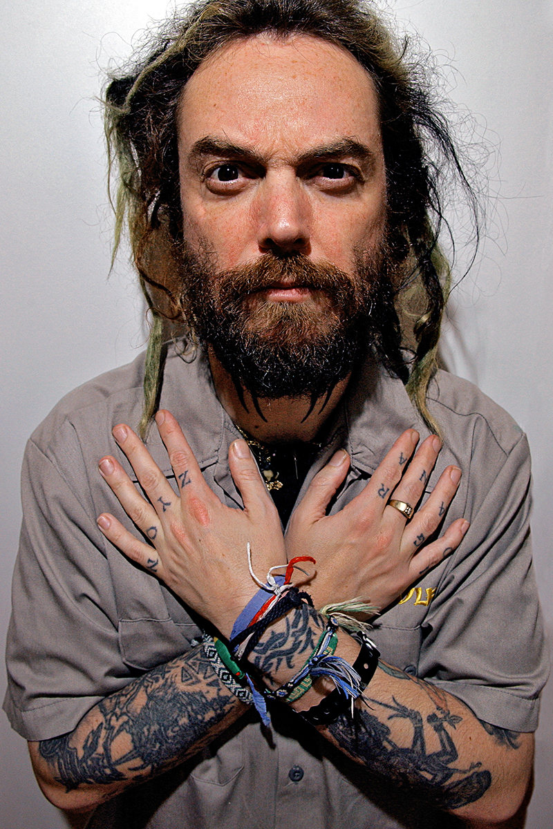 Portrait de Max Cavalera, frontman de Soulfly, les bras croisés sur la poitrine, regard intense