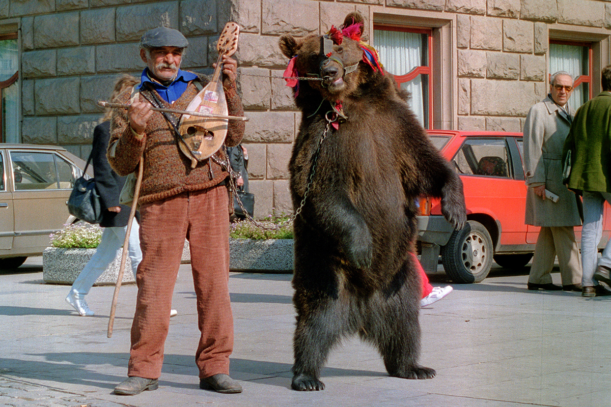 Montreur d'ours à Sofia en Bulgarie au début des années 90