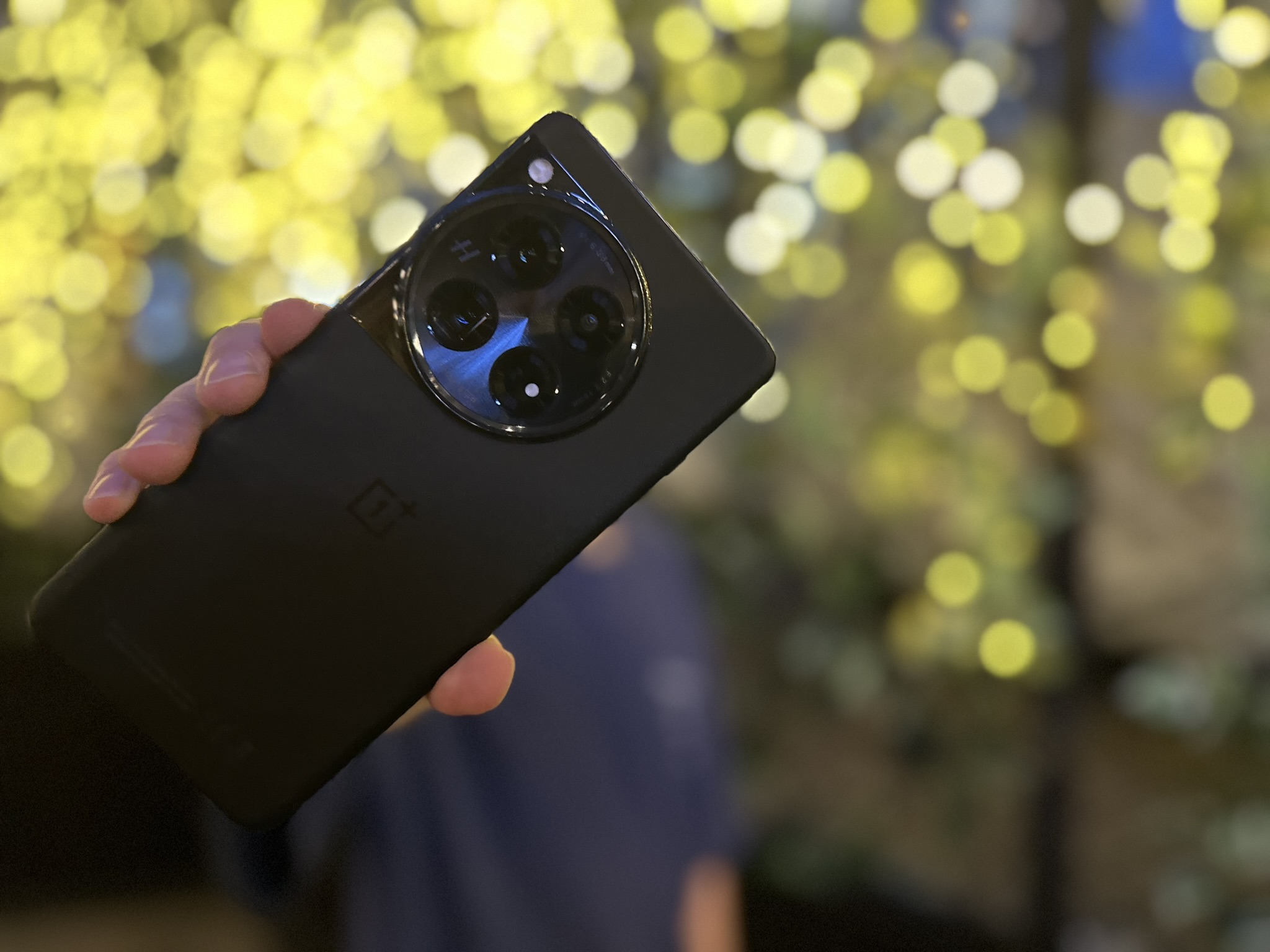 探索 OnePlus 12 十大獨家功能：靜音鍵、全息聲音、AI 調色等全新體驗