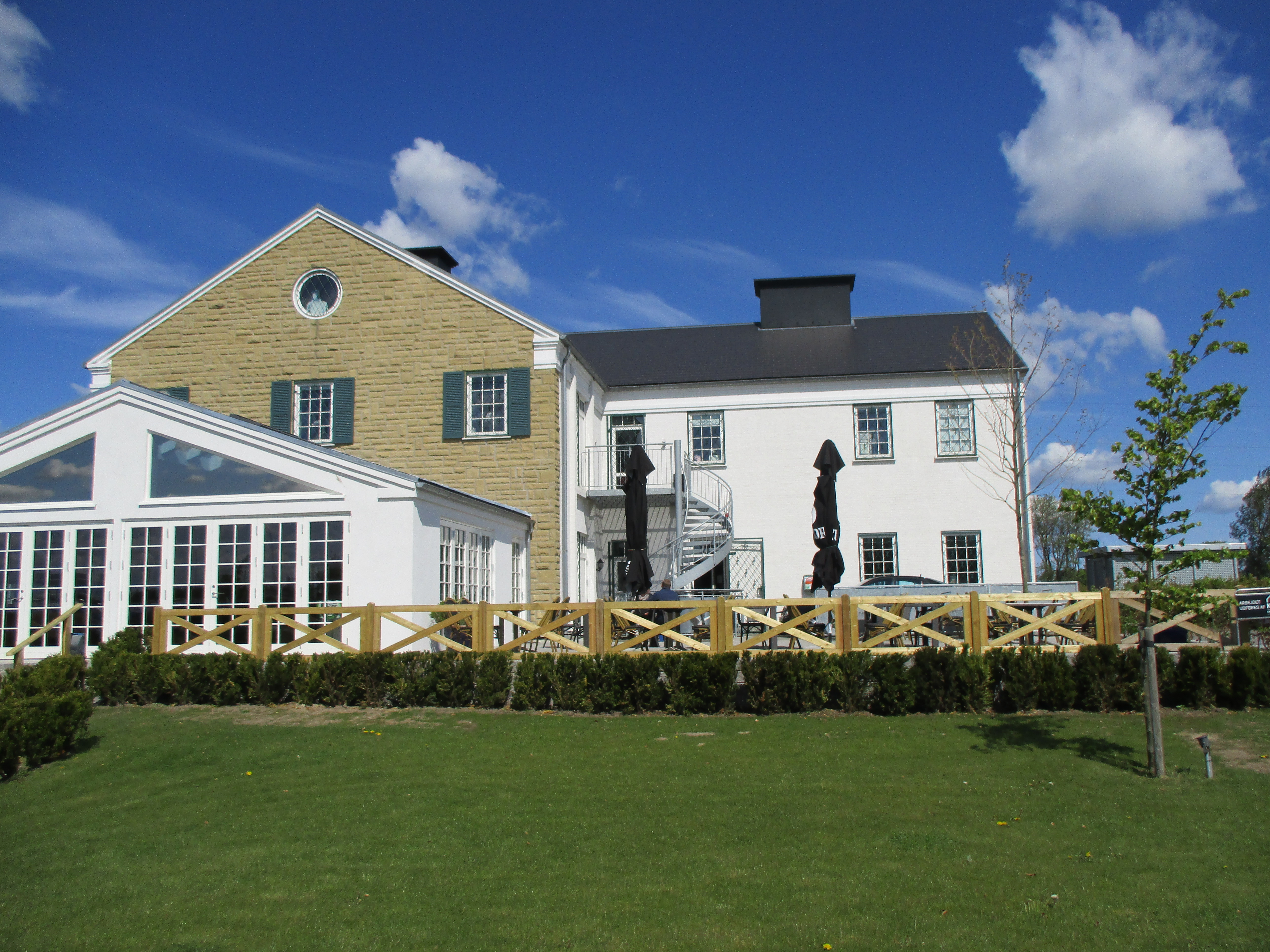 side view of Memphis Mansion