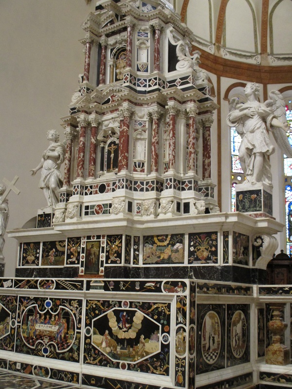 The altar of the Santa Croce church, Vicenza