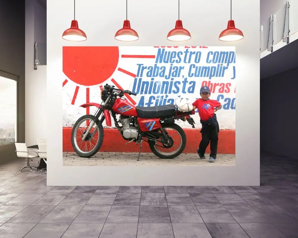 ילד עם אופנוע 2128 תמונה למשרד