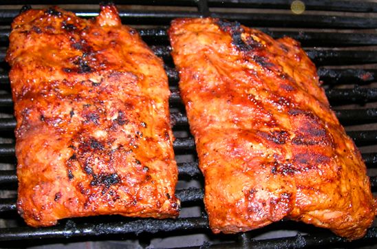 Les Vraies Cotes Levees De Porc Sur Le Barbecue Dans Notre Maison