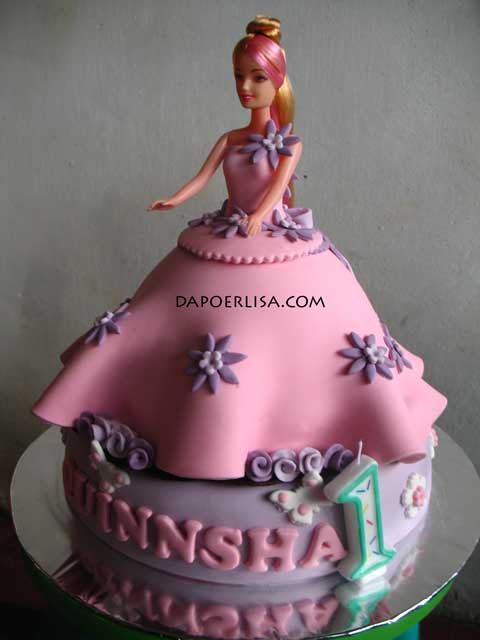 Dimana kue ini dibentuk dan didekorasi menggunakan mainan barbie, . Barbie Cake Page 3 Dapoer Lisa
