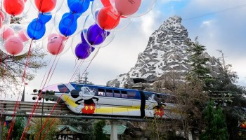 Disneyland monorail