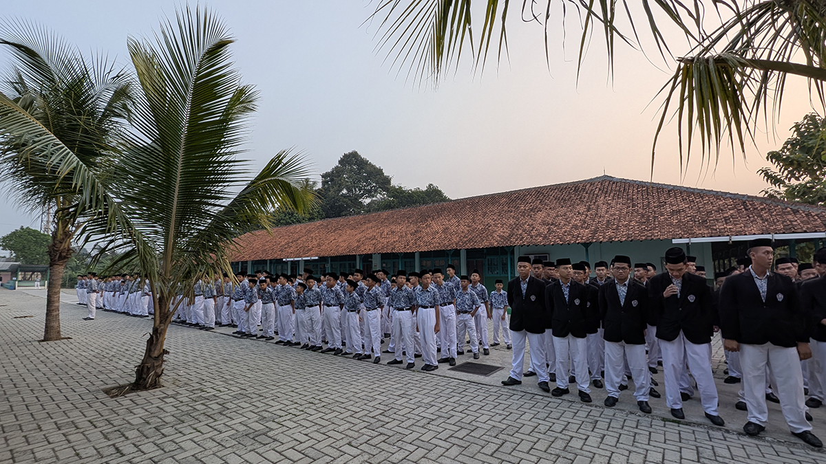 Upacara Mingguan Santri TMI Darul Muttaqien, Pesan “Struggling in Life” untuk Terus Berjuang