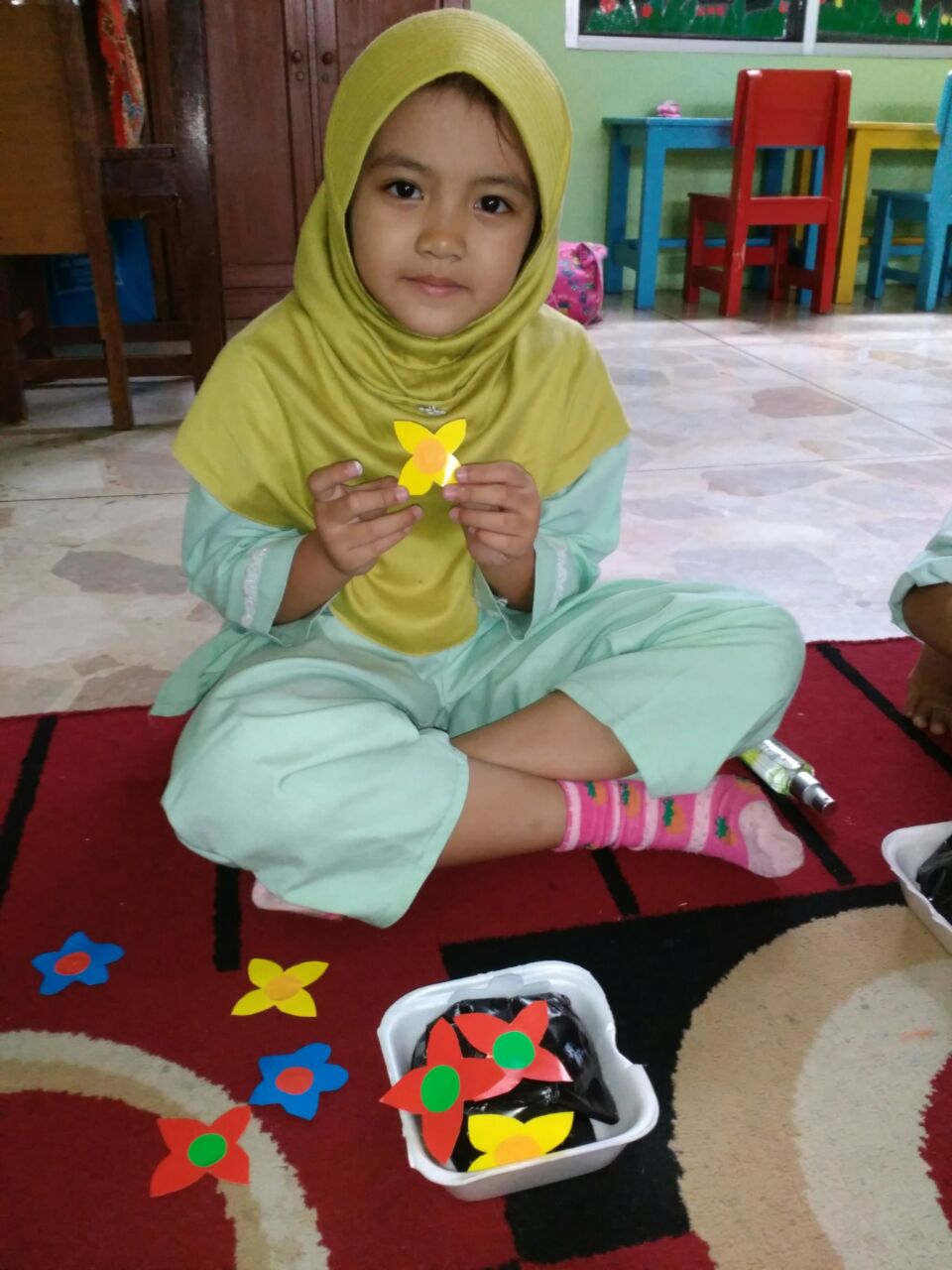 Gambar cara membuat bunga mawar cantik dari kertas. Merangkai Bunga Untuk Anak Tk