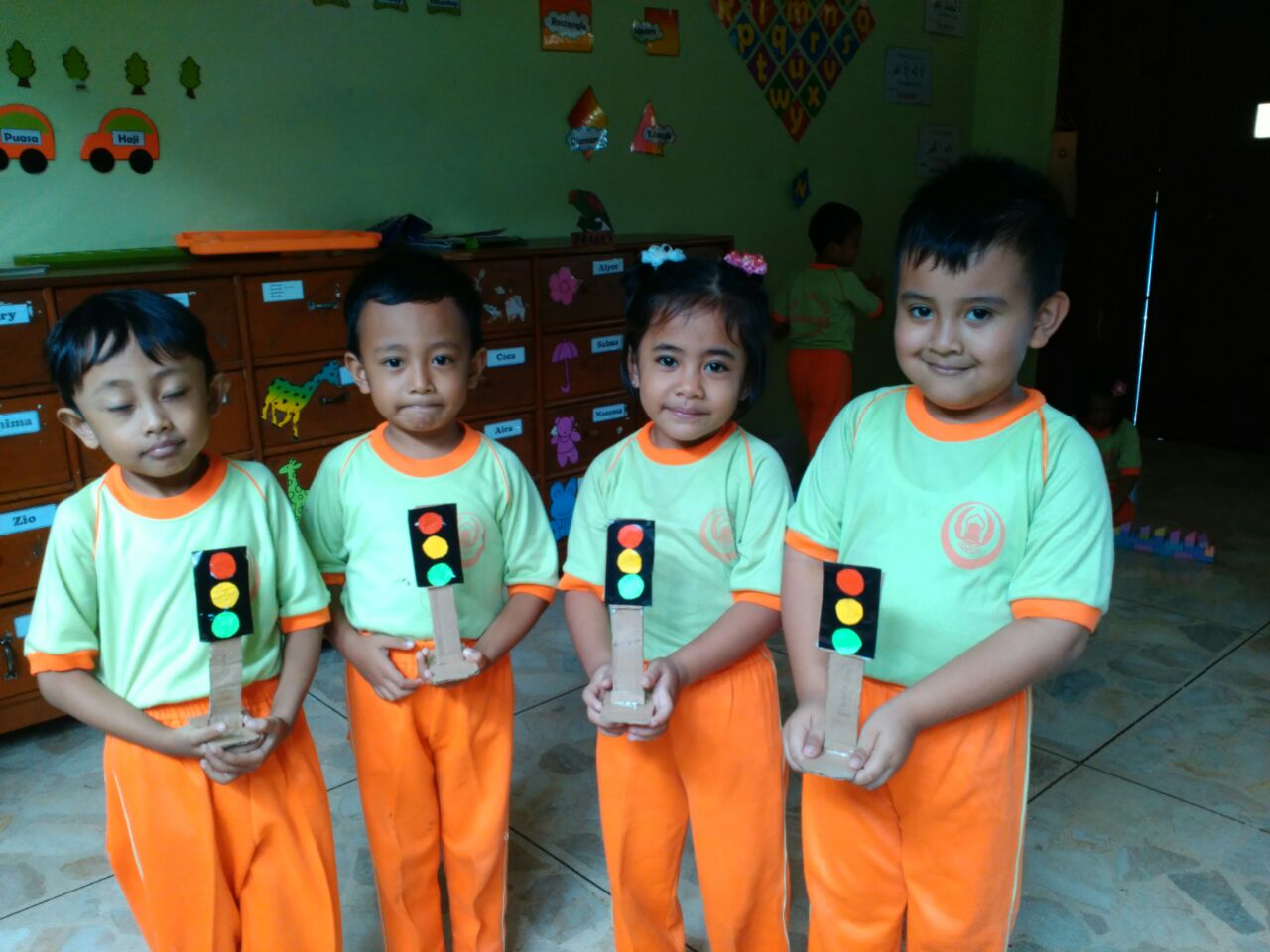 Lampu Lalu Lintas Hasil Prakarya Di Sentra Seni