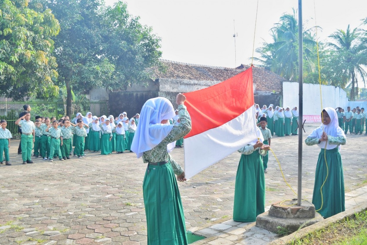 Silahkan disimak sampai lengkap, semoga artikel dari blog suhendri22 ini bermanfaat untuk anda. Upacara Hari Senin Mi Al Manshur