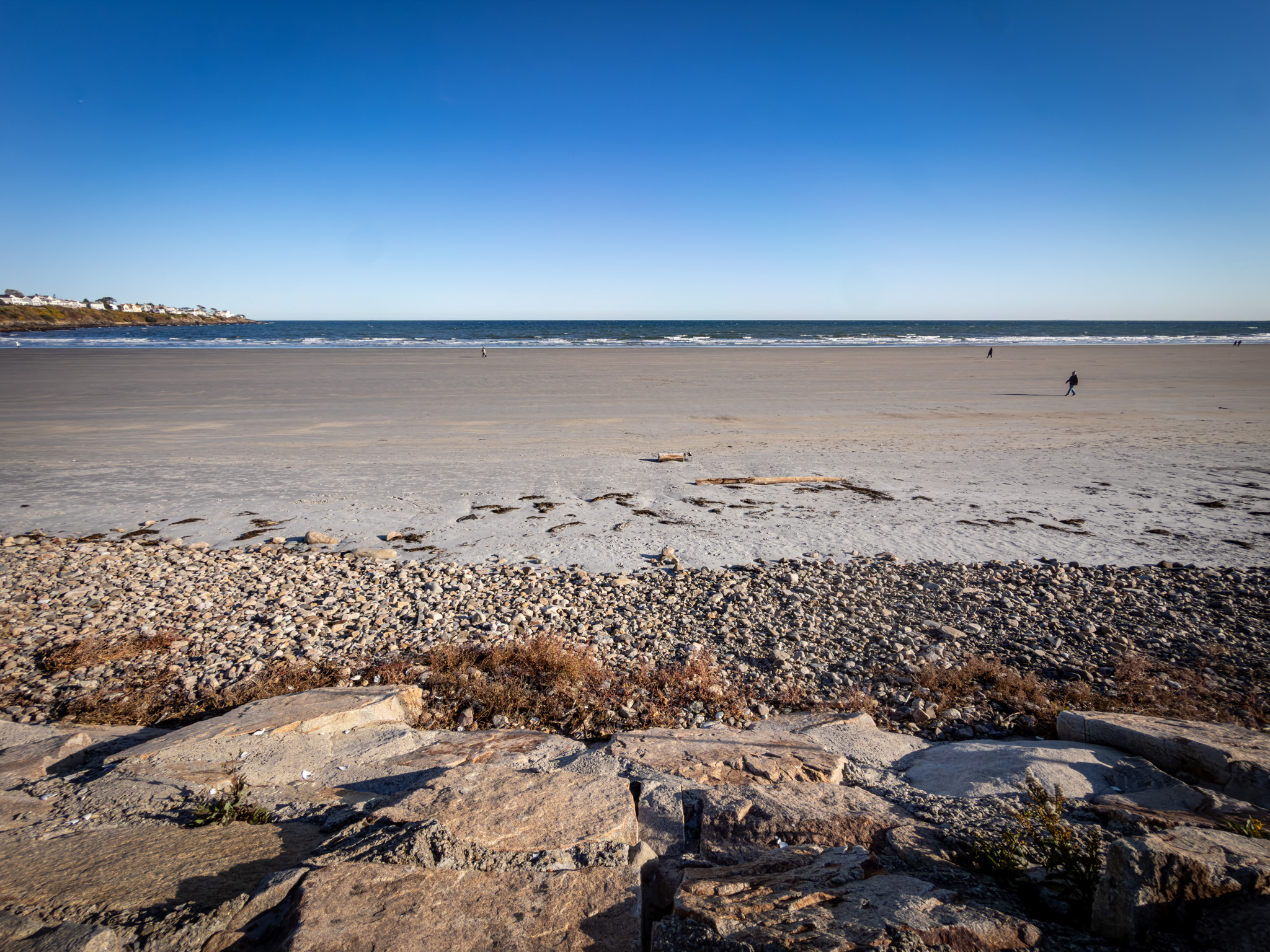 Rocky shoreline and wide sand at Long Sands Beach