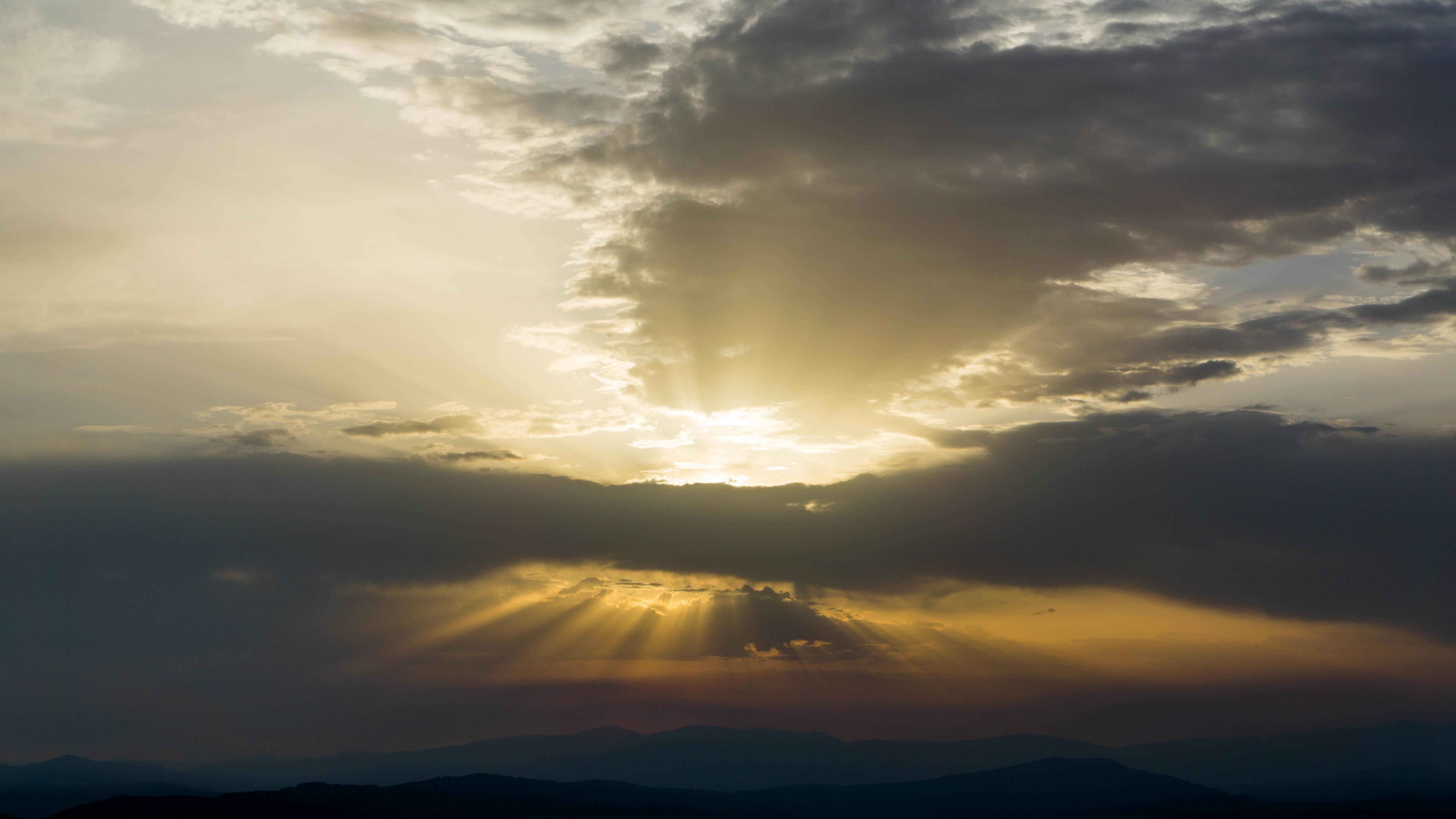 Scarica Gratis immagini Sfondo Tramonto Nuvole Luce Raggi Panorama Hd Widescreen ultima da parte di